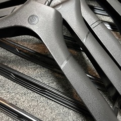 【本日引取可】しっかりしたスーツ用ハンガー 12本セット（肩厚・パンツ掛け付） ※千駄ヶ谷の画像