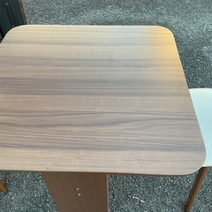 ダイニングテーブルの画像