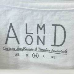 【未使用】Almond Surfboards & Design アーモンドサーフボードデザイン ALMOND EMB 半袖 Tシャツ M ホワイト TS2007S ユニセックス USAコットンの画像