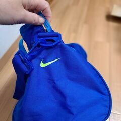 ナイキ ボストンバッグ。膝用ベルトでした。の画像