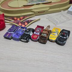 【カーズ トミカ】アクションコース＆ミニカー7台セット（マックィーン・メーター・シェリフ他）の画像