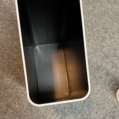 【無料】おしゃれなスリムゴミ箱（白×黒） ※千駄ヶ谷引取の画像