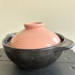 ◉１人用◉ふきこぼれにくい◉黒とピンクの陶器製土鍋の画像