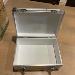 頑丈なアルミケースの画像
