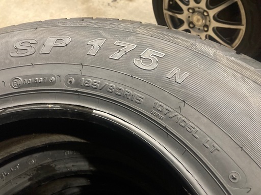 訳あり ほぼ新品夏タイヤ ダンロップ  195/80R15 107/105 4本 LTタイヤ 貨物規格 バンタイヤ ハイエースキャラバン