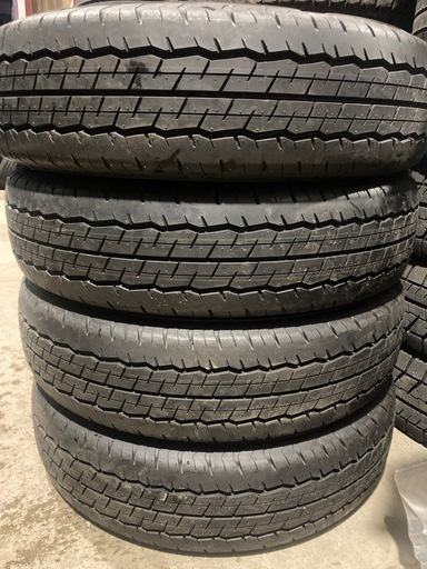 訳あり ほぼ新品夏タイヤ ダンロップ  195/80R15 107/105 4本 LTタイヤ 貨物規格 バンタイヤ ハイエースキャラバン