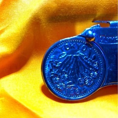  ★【1964年の東京オリンピックと1968年のメキシコオリンピックの記念硬貨を模した、双眼鏡型の 栓抜き】★1960年代のレアな品★ の画像