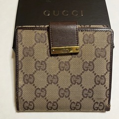 〈付属品全部あり〉GUCCIの二つ折り財布の画像