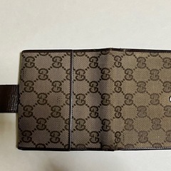〈付属品全部あり〉GUCCIの二つ折り財布の画像