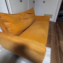 タダです　黄色いソファー　　　　の画像