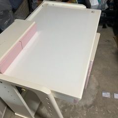 勉強机とサイドキャビネットキャスター付きの画像