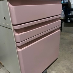 勉強机とサイドキャビネットキャスター付きの画像