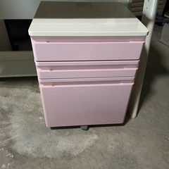 勉強机とサイドキャビネットキャスター付きの画像