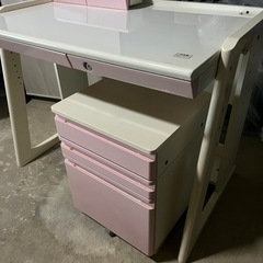 勉強机とサイドキャビネットキャスター付きの画像