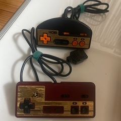 ファミコン本体とコントローラー
の画像