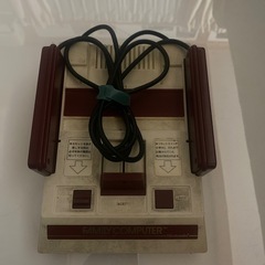 ファミコン本体とコントローラー
の画像