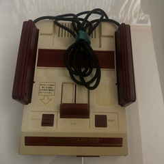 ファミコン本体とコントローラー
の画像