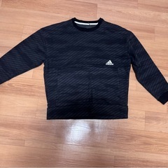 adidasシャツの画像