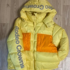 ❤️最終断捨離早い者勝ち❤️タグ無しですが、新品未使用品　ロデオクラウンズ　レモンイエロー可愛いあったかいダウンジャケット　ジャンパー未使用品
の画像
