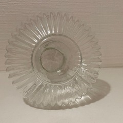 首の長い花瓶 透明なガラス製のリブ模様の花瓶。の画像