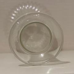 首の長い花瓶 透明なガラス製のリブ模様の花瓶。の画像