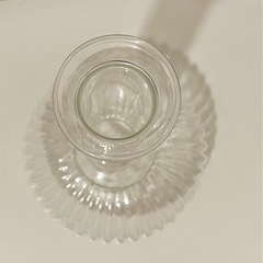 首の長い花瓶 透明なガラス製のリブ模様の花瓶。の画像