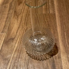 首の長い花瓶 透明なガラス製のリブ模様の花瓶。の画像