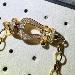 ゴールド 馬蹄 石付き アクセサリーの画像