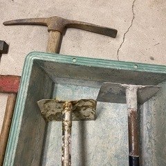 大工道具と木割り斧の画像