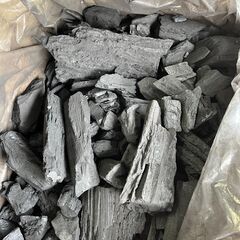 木炭６ｋｇ入り、１箱と半分　【１００円】の画像