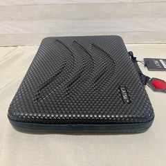 英国発高級ブランドLAT56° 高耐久防水ノートPCケース 15.6インチ対応の画像