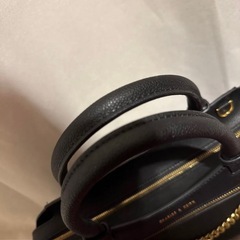 CHARLES & KEITH »»»ハンドバッグ 美品の画像