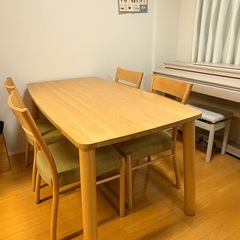 ダイニングテーブルの画像