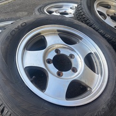 16inc ENKEI製 SUZUKI 純正ホイール PCD139.7-5H 175/80R16 バリ溝スタッドレスタイヤ付… の画像