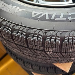 スタッドレスタイヤ215  70R16 アルミホイール4本カバー付きの画像