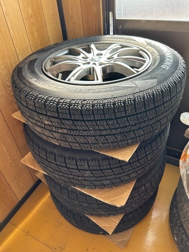 スタッドレスタイヤ215  70R16 アルミホイール4本カバー付き
