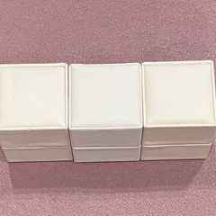 4℃のアクセサリーケース3個と箱2個の画像
