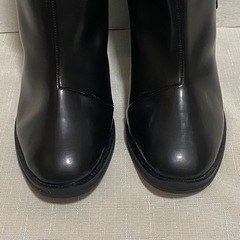 ZARA TRAFALUC 38 エナメルブラックブーツ　24cmの画像