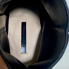 ZARA TRAFALUC 38 エナメルブラックブーツ　24cmの画像