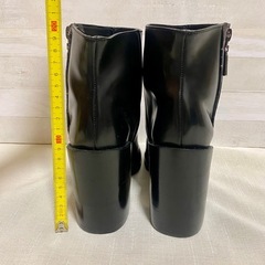 ZARA TRAFALUC 38 エナメルブラックブーツ　24cmの画像