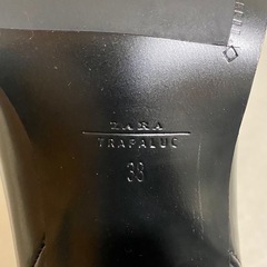 ZARA TRAFALUC 38 エナメルブラックブーツ　24cmの画像