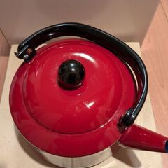 ホーロー　2.6リットル　ヤカン　＆　ホーロー　直径27cm　タッパーの画像