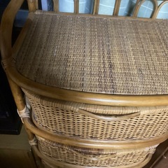 籐籠、服入れの画像