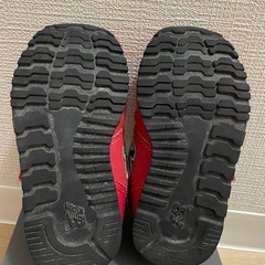 １５センチの赤いニューバランスの画像