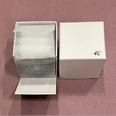4℃アクセサリーケースと箱の画像