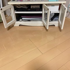 【中古品】白くてかわいいレトロ風テレビ台の画像