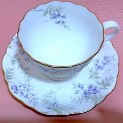 【美品】NARUMI ナルミ ボーンチャイナ ティーカップ＆ソーサー 白地×パープル系花柄×金彩 日本製の画像