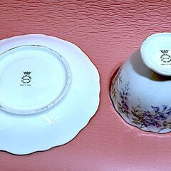 【美品】NARUMI ナルミ ボーンチャイナ ティーカップ＆ソーサー 白地×パープル系花柄×金彩 日本製の画像