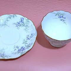 【美品】NARUMI ナルミ ボーンチャイナ ティーカップ＆ソーサー 白地×パープル系花柄×金彩 日本製の画像