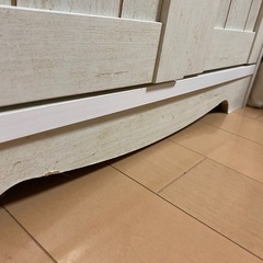 【中古品右側】白くてかわいいレトロ風キャビネットの画像